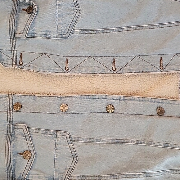 Levis inspired fur lined denim jacket ✨️ 💙 - Picture 7 of 9